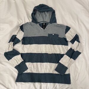 billabong pullover  size small   details: -good condition  -pullover hoodie shir